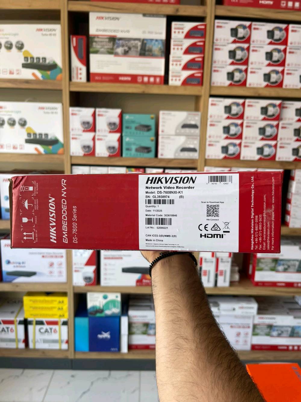 يوجد لدينا تجهيز جميع انواع الكامرات المراقبه
تاخذ منضومة كامرات تحصل شد مجاني