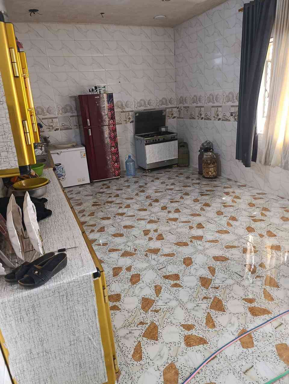 سلام عليكم بيت للبيع حديث بنيان جديد صب سكف وبتلو صب وكله طابوك يحتوي ع غرفتين 4/5صاله 9متر ديوانية 8/مطبخ 7/مساحته 250/المكان قريه العزه قرب قريه بيت فتلاء ع سده/ماي /مجاري بل باب كل لخدمات متوفره////السعر 90وبي مجال لموشراي لا يتصل//***********///

