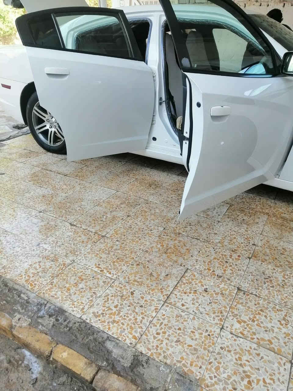 سلام عليكم جارجر للبيع موديل 13 وارد كندي مكفوله ما عده بارد الباب الخلف السائق وملاحضات بسيطه كلش اما الباقي مكفول سياره جديده كلش خير من الله نقص ما بيها  شاشه كبيره حداديه جديده امامي وخلفي تبريد ثلج مواصفات عاديه كير عصا كشنات مخمل  رقم سليمانيه /مكاني العماره هذا رقمي بيه وتساب *********** راسل وتدلل
