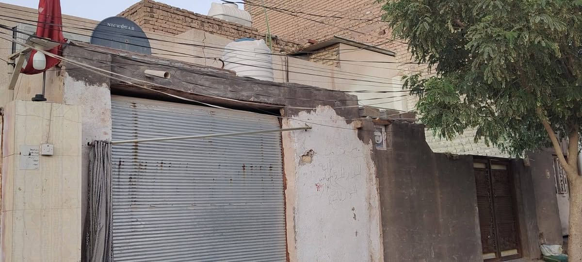 السلام عليكم بيت للبيع المساحة 151لواجهة 10ونزال15بناء قديم تم تلحيضة  موقعة كربلاء حي العامل المنطقة الثامنة بي محل تجاري ومقابيلة مدرسة محمد الباقر  للبنات ***********  *********** فقط اتصال
