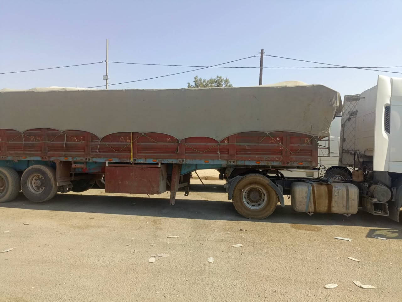 للبيع .
عربانة أروبية محددة ارتفاع اجناب 190 أربع محاور تك تاير ترهم مزوج 11. ركبه عريضة تايرات نظافة 80 %. سعر 65 $ .***********
