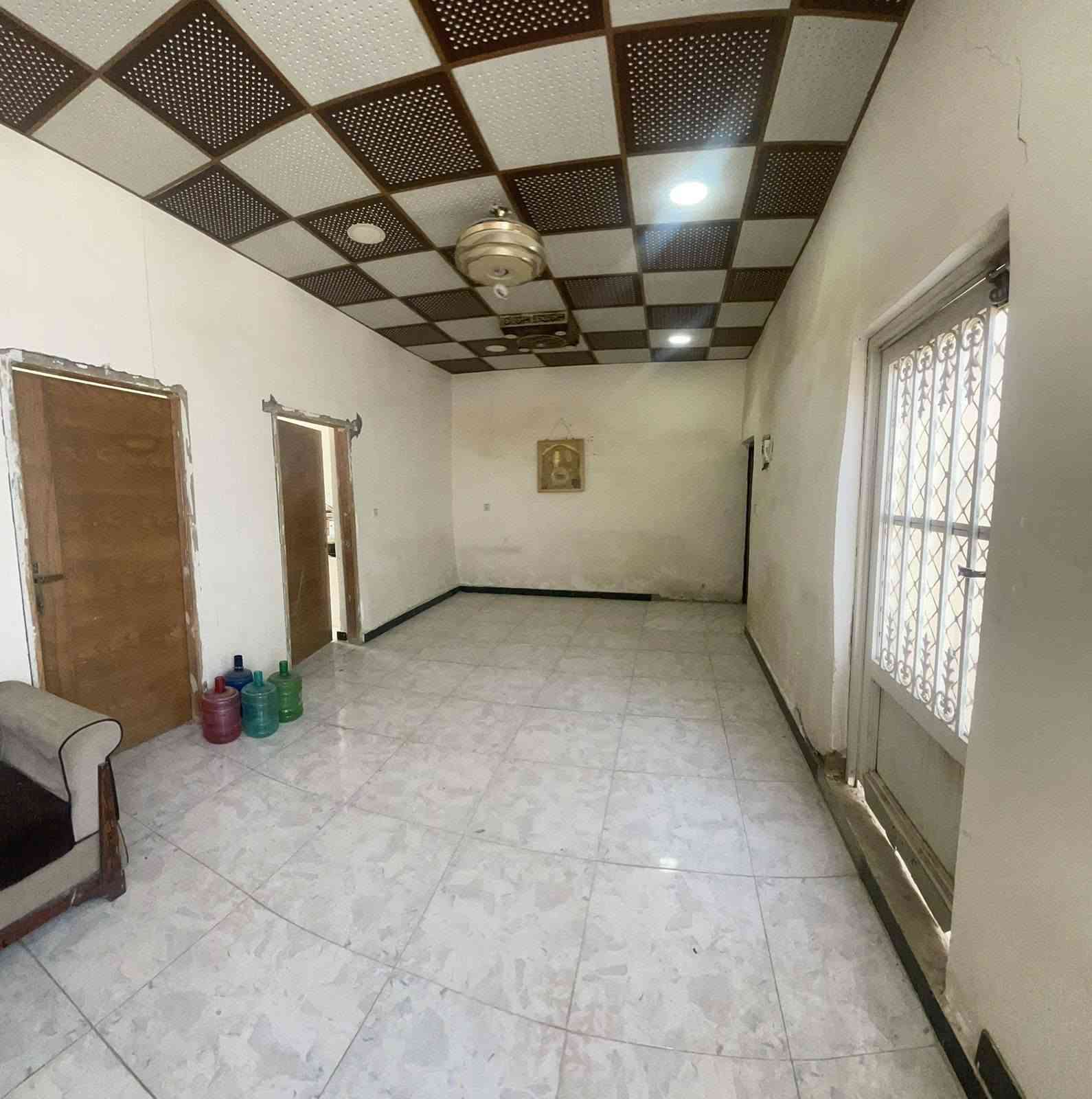 بيت للبيع طابقين مساحته 👈 160م
طابقين اربع غرف نوم
طابق الاول غرفتين نوم وصاله ومطبخ وصحيات داخلي وخارجيه 
طابق الثاني غرفتين نوم وصاله 
البيت  وجاهز من كلشي 
الطابق الاول سيراميك الارضيه 
الطابق الثاني بناء جديد محد ساكن بي بورسلين الارضيه وسقوف ثانويه 
الطرمه كرانيك الارضيه
المطبخ سقوف ثانويه وحيطان سيراميك 
بيت جبير ومرتب  ساحبين ميزانية كهرباء

السعر 👈 ( 37 وبي مجال ) 

#للاستفسار 👈         ***********
