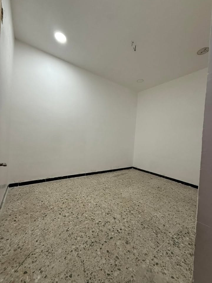 سلام عليكم عندي بيت ١٠٠ متر بحي النداء بمنطقه ال ٥١ قريب على شارع قنبر علي بيت جاهز من كلشي وحديث غرفه ومطبخ وصحيات وصاله واستقبال وفوك غرفه مخليها مخزن خط مولده موجود سخان وتانكي موجودات من كلشي جاهز اريد ائجره ب٢٥٠ الف…. 
وهذا رقمي *********** بي واتساب
