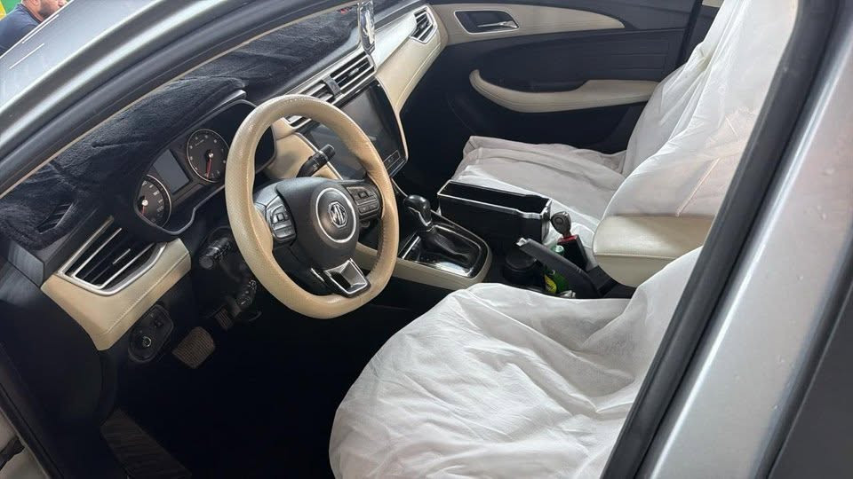 MG 5 2024 comfort
بێ بۆیاخ بێ سارد 
ماڵەکە دیارە
تەنها دۆسەی سایەق لە لاوە ئەو قوپاوییەی هەیەو تەواو
ماڵی دۆستە
نرخ ٩٨ گەڵا و مجالێکی برایانە
***********
