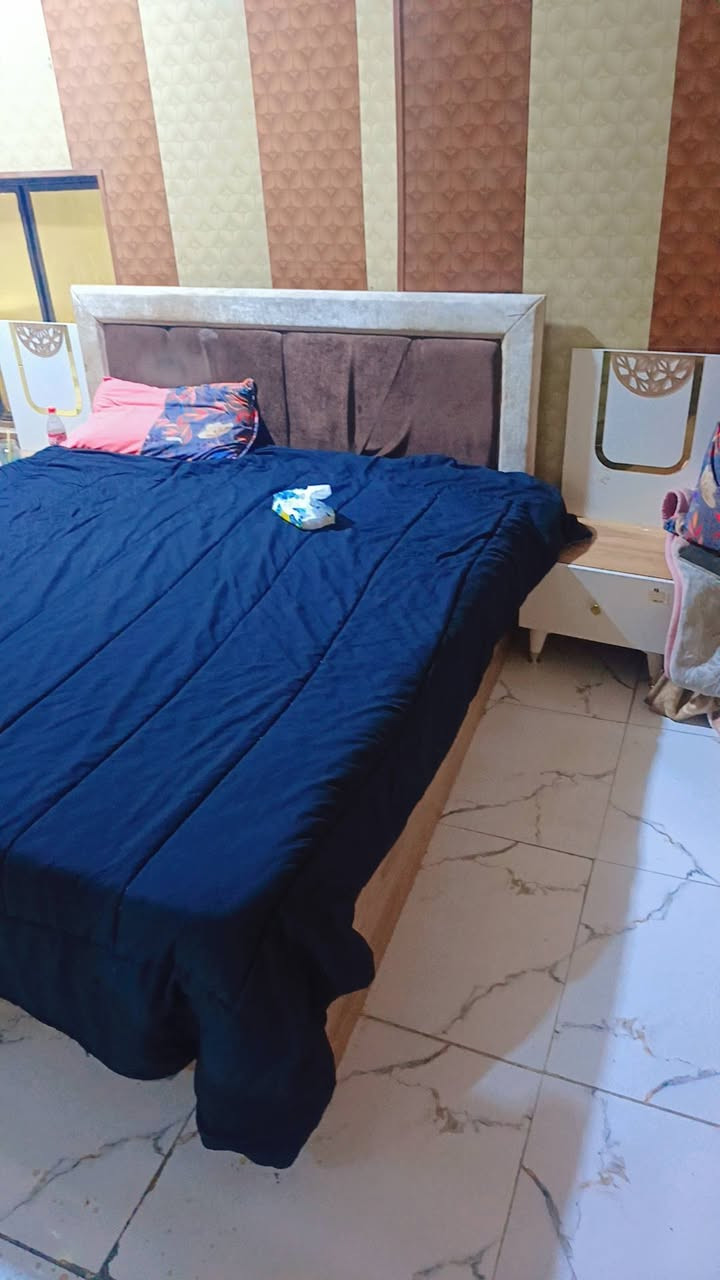 غرفه مستعمله 6 قطع بس بيها مجرات ميز تواليت سكك عطلانه السعر 200 الف
رقم ***********
