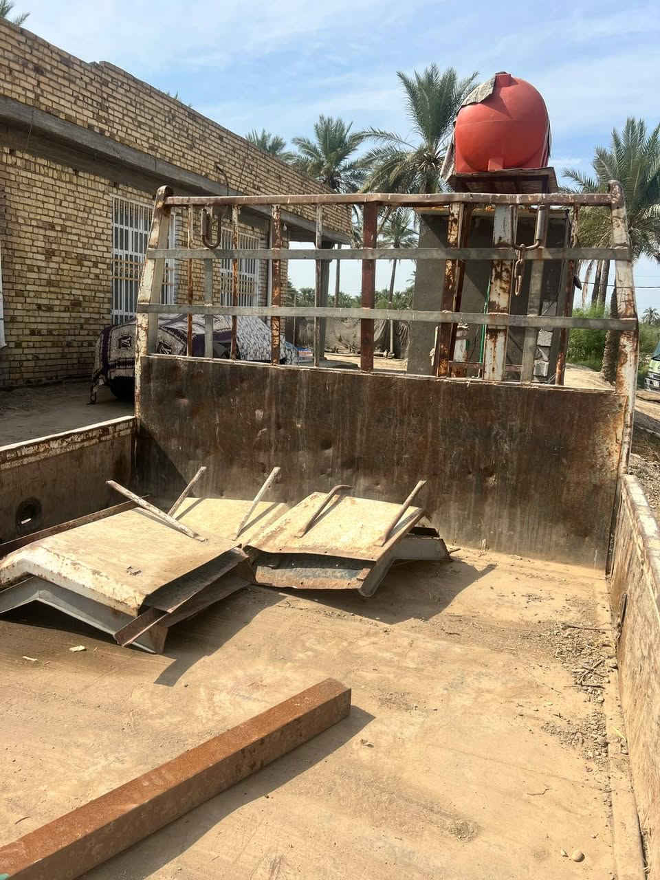 السلام عليكم ثنين بديات للبيع: 
 بدي مال هينو كرين للبيع طول 5.65 م كاعيه جكر بليت ، و شاصي مال بدي 5.50 م للبيع للتواصل ***********  ،  ***********
