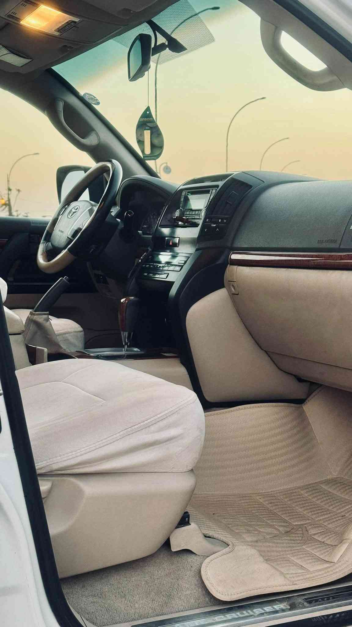 Land Cruiser GXR 2012 
.
سیارە ماشیە ١٨٥ الف کم حقیقي.
.
بدون صبغ بدون ضربە سیارە 
.
سعودی بریم .
.
سیارە گیر و محرک بشرط ما مفتوح .
.
سعرە ٣٥٥ ورقە و مجال بسیط 
.
***********
