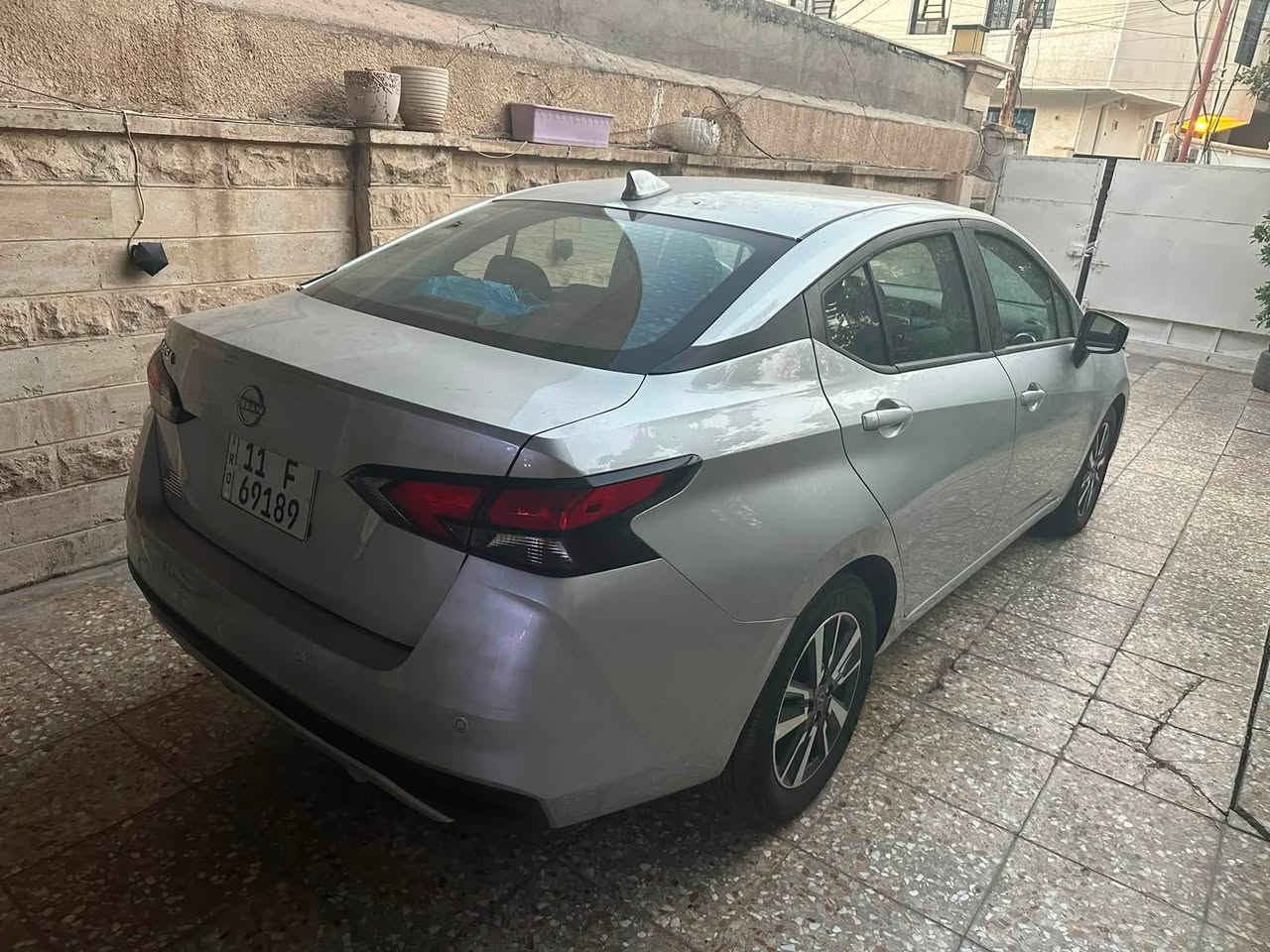 نيسان فيرسا 2025 اعلى فئه ماشيه 8 الف
السيارة جاهزة بالكامل وما بيها أي نقص ولا كلوب بلدشبول ،
مرقم بغداد بأسمي قبل يومين رقمتهه ماشيه 8 الف فقط
محرك 1600 دبل نوزل 

المواصفات:

* تشغيل عن بُعد
* شاشة تدعم Apple CarPlay
* شاحن موبايل لاسلكي
* ويل كب + قراءة ضغط/مستوى الإطارات
* توقف ذاتي أمامي + خلفي
* مثبت سرعة + مانع منحدرات
* بصمة تشغيل + بصمة أبواب + فتح الصندوق
* رادارات واشاير بلمري
* نظام ترحيب عند الدخول
* نظام تنبيه وارتجاج المقود عند الخروج من المسار
*( الضرر بنيد مصبوغ وبارد بلجاملغ سايق) بيهه سونار جديد
 السعر  123$ وبي مجال بسيط
- مكاني بغداد الدوره شارع ابو طياره
الشراي يتصل ***********
