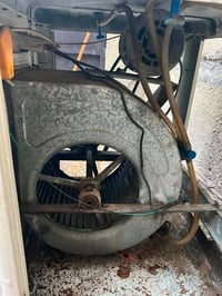 مبردة للبيع حجم وسط شغالة كاملة 07750634137