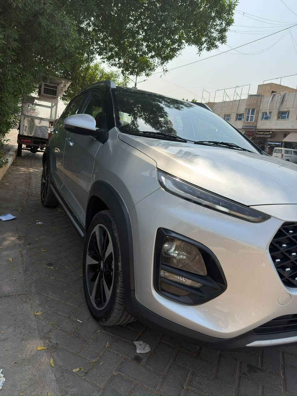 السلام عليكم 
سيارة شيري تيكو  TIGGO 2 PRO موديل ( 2024 ) فول مواصفات للأخير، رقم بغداد الجديد الدولي حرة بأسمي 
السيارة بحالة الوكالة استلام شركة 2026، السيارة زيرو ماشية حقيقي ( 3 الف ) زيروو بعدها بدهن الشركة الاصلي

السيارة مكفولة كفالة عامة 
بعدها بنايلون الشركة 

مواصفات السيارة
* الموديل: 2024  TIGGO 2 PRO  فول مواصفات للأخير 
* محرك: 1500 اقتصادي تنفس طبيعي
* اللون: ( تو كلر )
* ناقل حركة: أوتوماتيك
* فتحة سقف 
*  تشغيل بصمة + دخول ذكي
* بصمة ابواب
* كشنات جلد
* ستيرن جلد ( تحكم جهتين ) 
* ترحيب عند الاقتراب والفتح
* حاكية للإتصال والرد على المكالمات
* بلوتوث + USB
* شاشة لمس كبيرة متعددة الوسائط (اندرويد اوتو + كار بلي)
* كامرة خلفية دوارة 
* حساسات خلفية
* نظام نزول منحدرات
* لايت زنون عالي + ناصي
* لدات نهاري 
* بك لايت LED
* مرايا كهرباء + اشارات بالمري 
* كشافات هالوجين
* مثبت سرعة ESP
* مانع انزلاق المكابح APS
* حساسات نظام مراقبة ضغط الإطارات TBMS
* جنوط أصلية 
* ويل كب عدد ( 4 )
* ايرباك AIR BAG عدد ( 2 )
* حاملات اكواب عدد ( 6 )
* سبير منازل من الجنطة ولا مفتوح + المعدات كاملة الأصلية غير مفتوحة

السعر المطلوب ( 120 $ ) بيها مجال بسيط 
مكان السيارة بغداد / حي الجهاد  الضباط
رقم الهاتف / ***********
