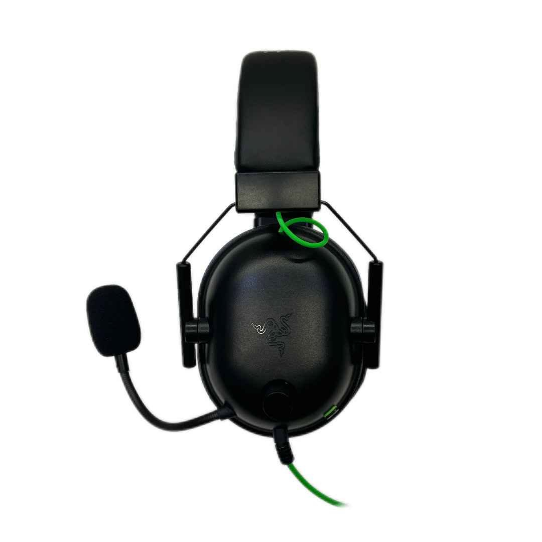 عروض مميزة على سماعات Razer BlackShark V2 X المخصصة للألعاب

لتجربة أداء صوتي دقيق واحترافي، تتوفر الآن سماعات Razer BlackShark V2 X. هذا الموديل مصمم خصيصاً لتلبية احتياجات اللاعبين (Esports) بفضل مواصفاته العملية، مما يجعله خياراً ممتازاً للشراء الفردي أو لتجهيز صالات الألعاب بكميات كبيرة:
المواصفات والتفاصيل:

 * نظام صوت Tri-Force بمقاس 50 ملم: يوفر توزيعاً دقيقاً للصوت (الترددات العالية، المتوسطة، والمنخفضة) لتجربة استماع واضحة جداً وتفاصيل دقيقة في الألعاب.

 * صوت محيطي 7.1: يتيح لك تحديد اتجاهات الصوت ومواقع الخصوم داخل اللعبة بدقة عالية، مما يعطيك أفضلية في ألعاب التصويب.

 * ميكروفون HyperClear Cardioid: ينقل صوتك بوضوح تام مع تقنية تقليل الضوضاء المحيطة، لضمان تواصل فعال ومستقر مع فريقك.

 * عزل صوتي متقدم (Passive Noise Cancellation): تصميم وسادات الأذن يغطي الأذن بالكامل ليعزل الأصوات الخارجية ويمنع التشتت.
 * راحة فائقة ووزن خفيف: تصميم مريح بوزن خفيف جداً، مخصص لجلسات اللعب الطويلة دون التسبب بأي ضغط أو تعب.

 * متعددة الاستخدامات: تعمل بكابل 3.5 ملم، لتتوافق بسهولة مع أجهزة الكمبيوتر، وأجهزة الكونسول (PlayStation, Xbox)، والهواتف.
فرصة ممتازة للحصول على جودة عالية وأداء موثوق بأسعار تنافسية. (يتوفر لدينا إمكانية بيع كميات كبيرة بأسعار خاصة).

📍 الموقع: السليمانية
💰 للحجز أو الاستفسار، يرجى إرسال رسالة مباشرة السليمانية, العراق

نص مكتوب في الصور:
- RAZER LIFETIME
- TRI-FORCE 50 MM DRIVERS
- HYPERCLEAR CARDIOID MIC
- RAZER BLACKSHARK V2 X
- MULTI-PLATFORM WIRED ESPORTS HEADSET
- ADVANCED PASSIVE NOISE CANCELLATION
- LIGHTWEIGHT COMFORT
- 7.1 SURROUND SOUND
- 3.5 MM JACK
- FOR GAMERS. BY GAMERS.