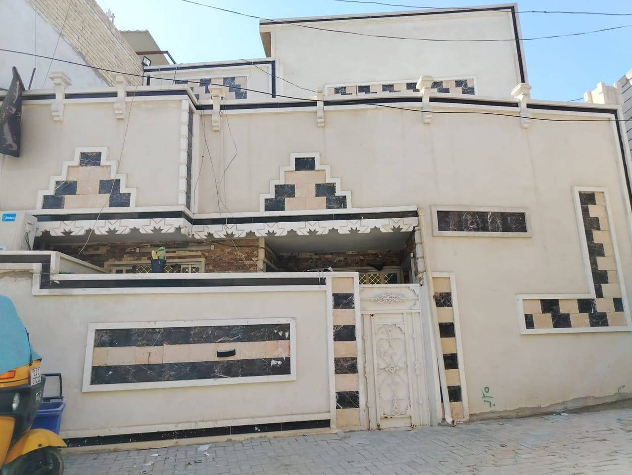 السلام عليكم بيت مساحه 110 واجهة 10نزال11زراعي منطقت البلديات شارع المرور قرب سوق الميت تفاصيل البيت كله موجوده كدامكم للاستفسار رقم صاحب البيت‏‪***********‬‏
