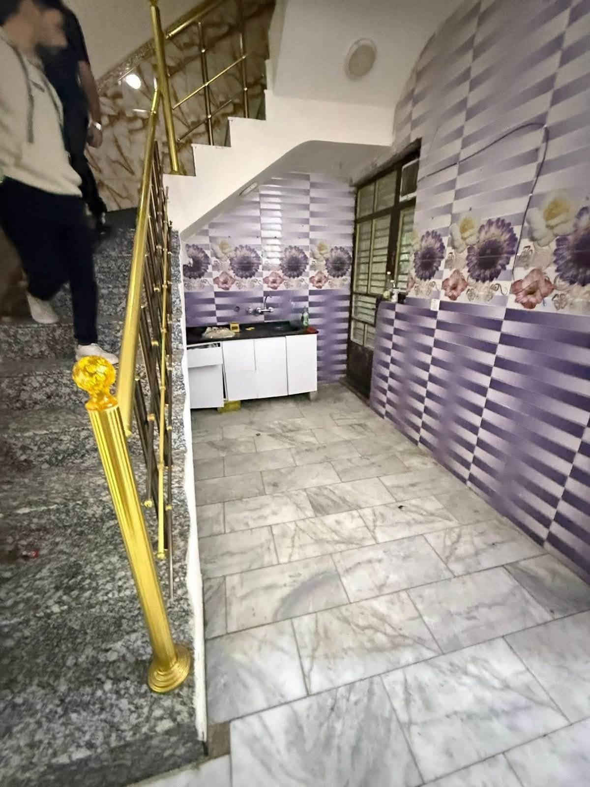 ‏#للايجار 90متر طابقين بشارع الكويتي نفسه
يحتوي عل 3 غرف صاله مطبخ صحيات2 

الاستفسار***********
