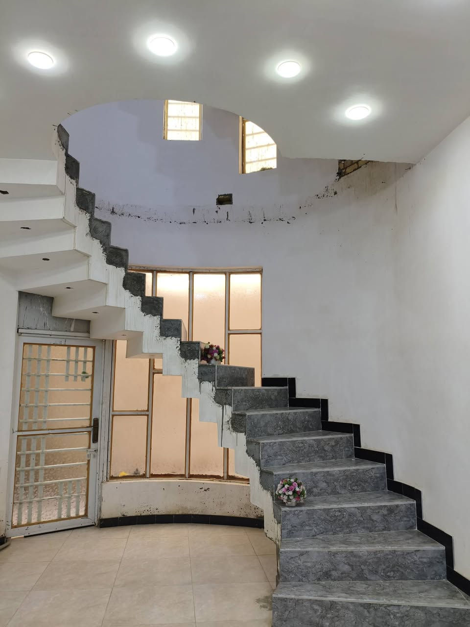 🏠 للبيع بيت سكني في موقع مميز جداً – الكوت

📍 الموقع: الكوت – حي الحوراء – شارع الكفاح – المربع الذهبي

📐 المساحة: 210 متر مربع
🏢 البناء: طابقين
🛏️ عدد الغرف: 6 غرف
🚿 الحمامات: حمام في كل طابق + تواليت خارجي
🌤️ المنور: عدد 2
🏗️ سنة البناء:
▪️ الطابق الأول: 2022
▪️ الطابق الثاني: 2024
💧⚡ الخدمات: متوفرة بالكامل

📞 للاستفسار ومعرفة التفاصيل أكثر:
***********
