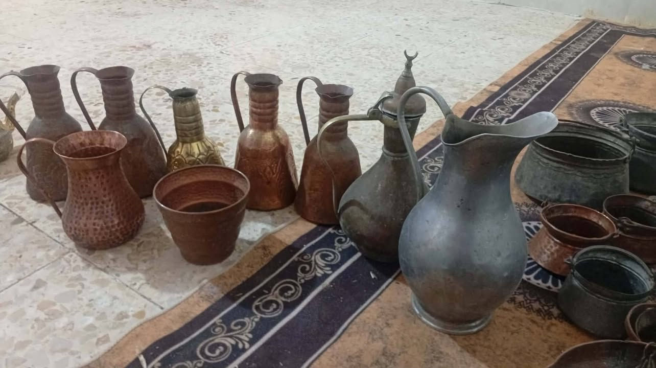 سلام عليكم
***********

 للبيع قطع عنتيكات نحاس قديم 32قطعه مزاد وزاد الله من زاد مدت العرض يومين منو ينطي سعر زين ياخذهن 

 مكاني الديوانيه شراي يتصل على هاذ رقم
