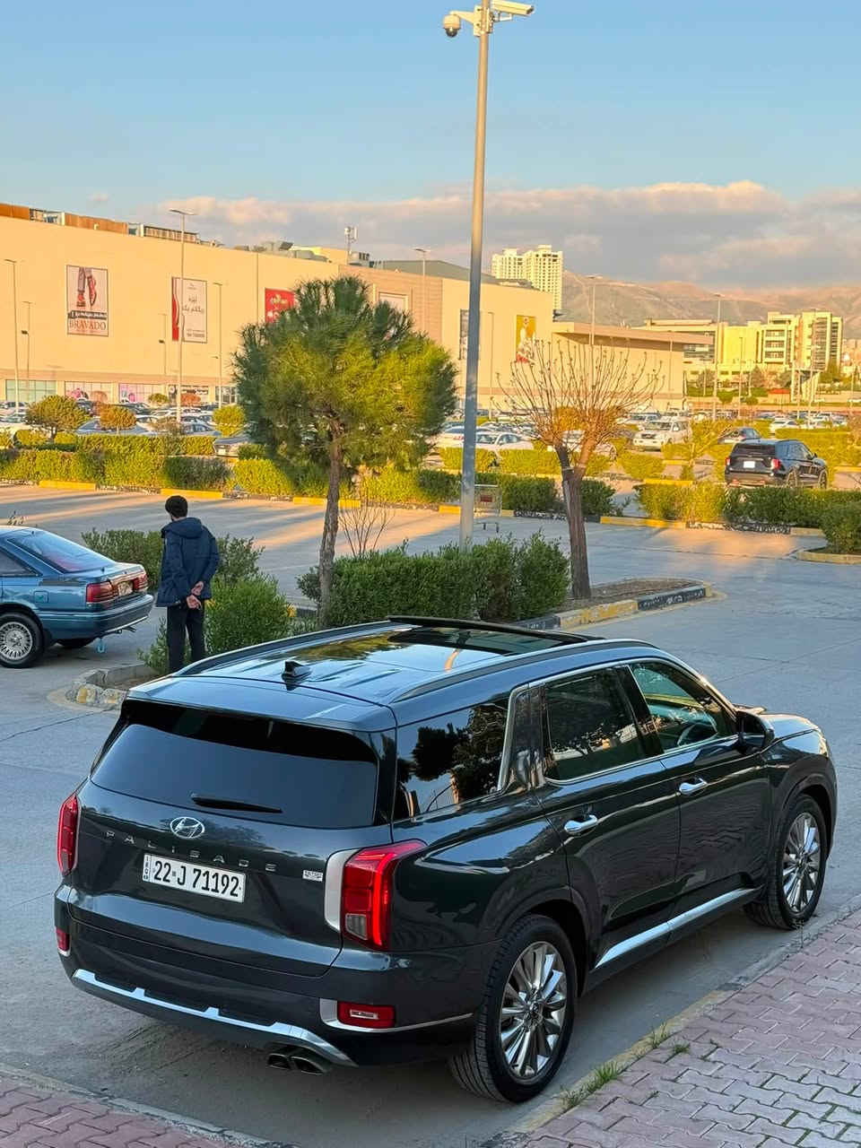 السلام  عليكم ورحمة الله وبركاته
‏‎‏‎       ——— لـلـبـيع  ———

هيونداي باليسايد — Hyundai Palisade

‏‎‏‎وراد أمريكي.     —    ايرباك الستيرن - البرده 

‏‎‏‎الموديل           —     2020 

فئة.                 —   Kalkaravi

حجم المكينه   —      V6/3800

‏‎‏‎اللون                —      زيتوني    

‏‎‏‎المسافه المقطوعه —  65.000mi  

‏‎‏‎حاله السياره. — جاملغ - بنيد  - صندوق( التقرير و السونار مرفق مع الصور )  

‏‎‏‎المواصفات 
‏‎‏‎- بصمة تشغيل 
‏‎‏‎- بصمة أبواب 
‏‎‏‎-تشغيل عن بعد 
‏‎‏‎-ترحيب عند الاقتراب 
-دبل فتحة سقف
-نظام الملاحه 
-شفتات ستيرن
-بردات خلفيه 
-شاشه ديجتال
‏‎‏‎-كشنات جلد + مخمل
-كشنات تدفئه تبريد 
-حساس امامي 
-حساس خلفي
-رادارات 360درجه 
-كامرات 360درجه
‏‎‏‎- شاشه كبيره تدعم نظام الأبل كار بلي ونظام الاندرويد 
‏‎-تدفئة ستيرن 
-كرسي السايق خزن ميموري 
‏‎-گير بيانو  
‏‎-نظام الدفع 4WD
-اشاره بالمرايه  
‏‎-اوتو هولد 
‏‎-هندبريك بصمه 
‏‎-وضعيات قياده 
‏‎‏‎- ستيرن بحركه كهربائيه
‏‎‏‎- تبريد مركزي 
‏‎‏‎- بگ لايت LED 
‏‎-صندوق كهربائي 
‏‎-كشنات VIP ( منفصل )
‏‎‏‎-كرسي السايق والراكب بحركه كهربائيه
‏‎‏‎-تحكم ستيرن جهتين 
‏‎‏‎-تحديد سرعه 
‏‎‏‎-مانع انزلاق 
‏‎‏‎-ليد نهاري
‏‎‏‎باقي المواصفات المعروفه 

‏‎‏‎السعر            —    اكتب تم ويوصلك السعر مباشر 

‏‎‏‎رقم السياره    —     اربيل

‏‎‏‎موقع  السياره —      السليمانية 

‏‎‏‎للأستفسار.     —       *********** - ***********
