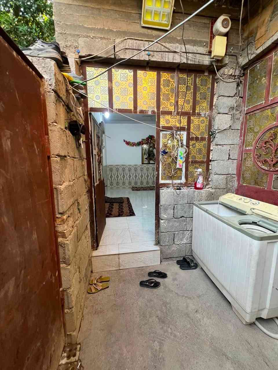 إعلان
بيت للبيع يقع في حي الأمير قرب شارع الفرات
مساحه ١٠٠ م يحتوي على مطبخ و غرفة نوم 
وصاله وصحيات 
للاستفسار ***********

