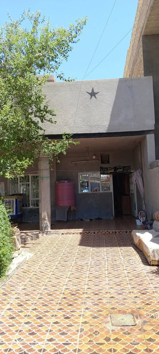 بيت للبيع طابو صرف المساحة 150م بالسند واقع حال 275م يوجد فيه ثلاث غرف وصاله ومطبخ  واستقبال وصحيات داخلية وخارجية ارضيه بورسلاين جدران  البناء البوكس صب وباقي البناء بلوك مضغوط والسطح صب بناء درجة اولى   العنوان/ الحمزة الغربي حي العسكري حي الاصدقاء قرب مولده عمار فيصل على الشارع الرئيسي تبليط 
 الاستفسار الاتصال على الرقم***********
