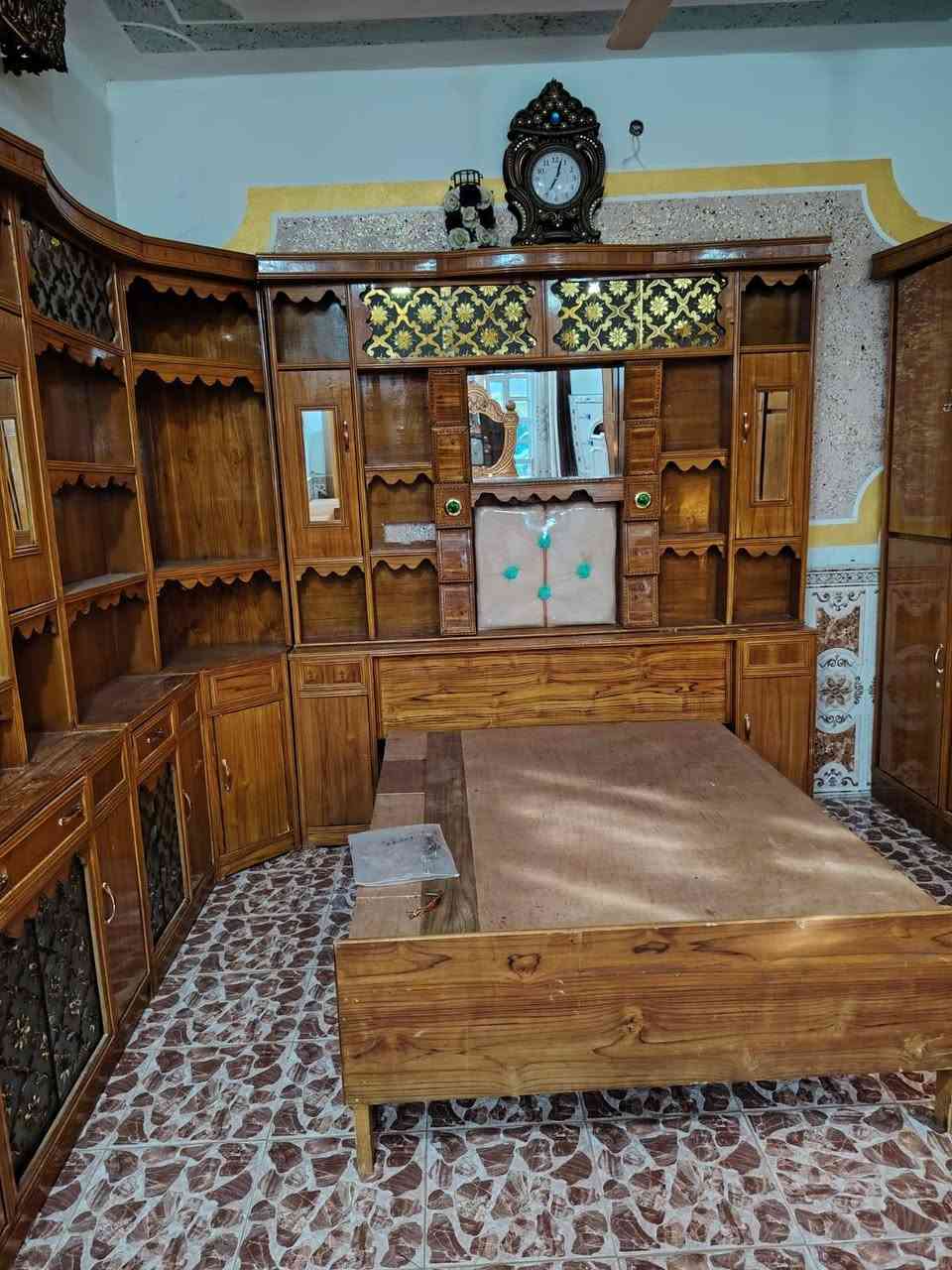 من رخصة المسؤول يوجد غرفة نوم خشب صاج عراقي ٦ابواب ملحق للبيع السعر ٨٥٠وبي مجال العنوان الرمانة البوعبيد الاستفسار ع رقم ***********
