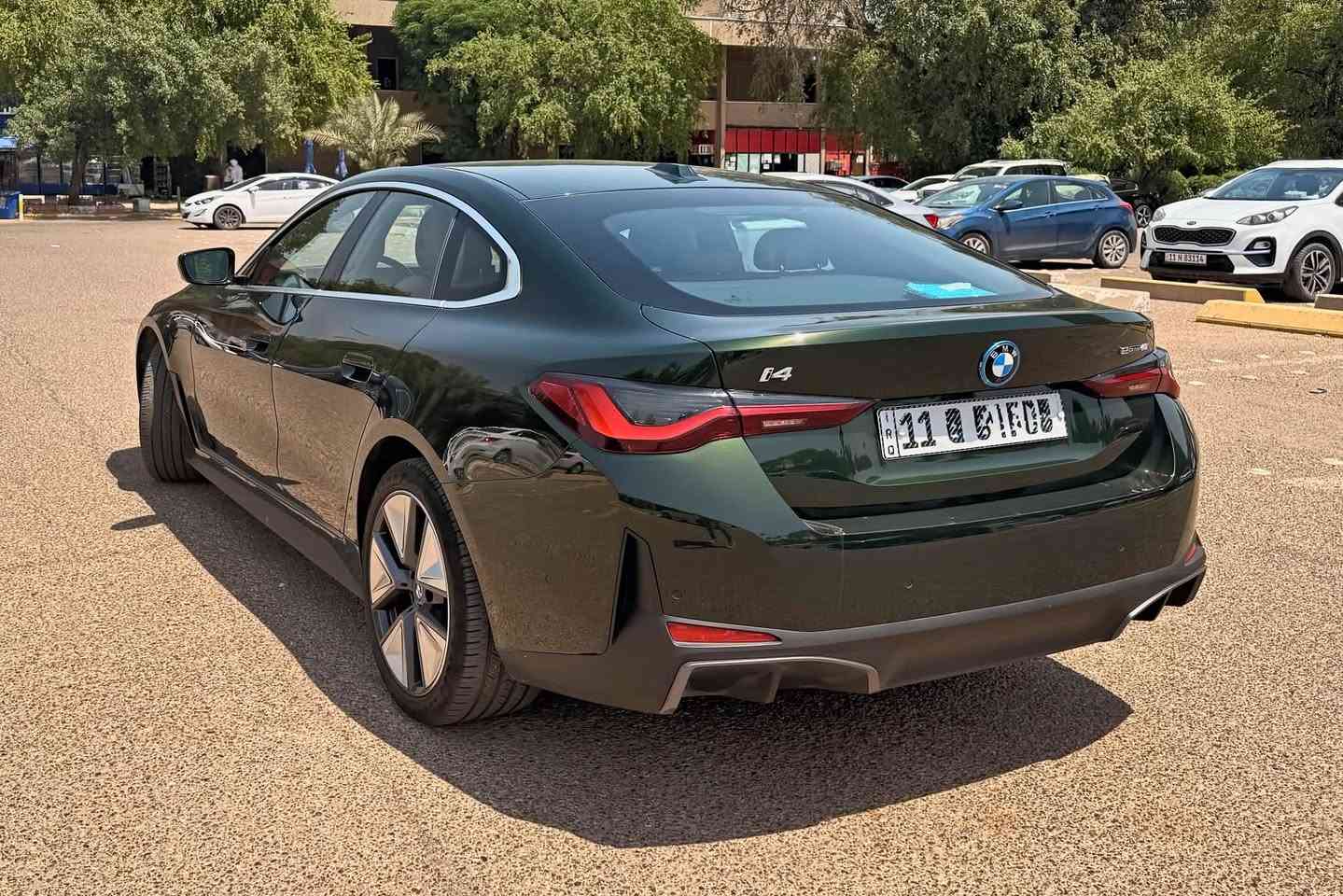 🔋 BMW i4 eDrive40 موديل 2024 – كهرباء بالكامل ⚡️

📍 بغداد – العامرية | رقم بغداد
🇺🇸 وارد أمريكي | 🟢 لون أخضر | 🛣 الممشى 15 ألف ميل
البجم كبس ممفتوح ولا برغي
━━━━━━━━━━━━━━
🔋 البطارية والأداء
• بطارية كبيرة 84 كيلو واط/ساعة (مو 67)
• الشحنة الوحدة تمشي 400 – 450 كم حقيقي
• محرك كهربائي – تسارع قوي من 0 – 100 كم/س

━━━━━━━━━━━━━━
🛡 الأمان ومساعدة السائق
• كاميرا 360 درجة
• حساسات أمامية وخلفية
• رادارات أمامية وجانبية
• ركن ذاتي (أمامي وخلفي)
• تنبيه تصادم للسيارات والأشخاص
• مثبت ومحدد سرعة
• تنبيه الخروج من المسار

━━━━━━━━━━━━━━
💡 الفخامة والراحة
• فتحة سقف بانوراما
• لايتات أمامية متحركة Adaptive LED
• مقاعد كهربائية مع تسخين
• تسخين المقود
• تشغيل التبريد تلقائياً بالوقت اللي تحدده، تطلع للسيارة وهي باردة

━━━━━━━━━━━━━━
📱 النظام الترفيهي
• نظام iDrive 8، أحدث نظام من BMW
• أوامر صوتية
• عرض خريطة Waze على الشاشة اللي قدام السائق

━━━━━━━━━━━━━━
⚠️ الحادث (بكل صراحة ووضوح)
• ضربة بالأبواب الجانبية جهة الراكب (عكس السائق)
• تبدلت الأبواب بأبواب أصلية وكالة
• تبدلت الإيرباكات الجانبية (البردة) فقط، بإيرباكات أصلية وكالة
• باقي السيارة سليمة

━━━━━━━━━━━━━━
✨ السيارة جديدة جداً ونظيفة وما تحتاج أي شي

💰 السعر: ______
📞 للتواصل: ***********

