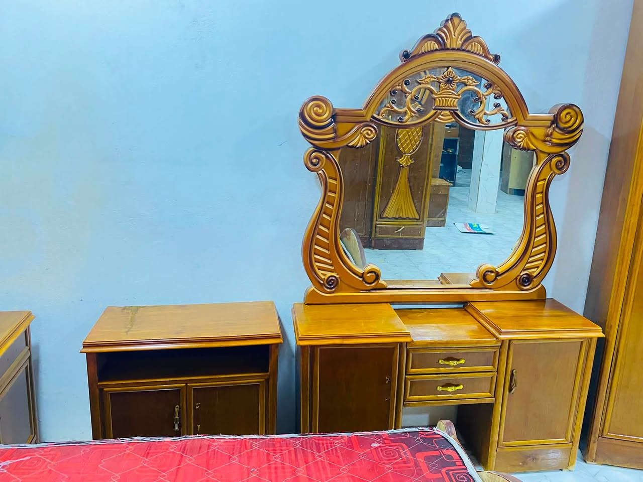 سلام عليكم يوجد غرفه نوم مستخدمه للبيع السعر 950وبي مجال العنوان الرمانه يم الجسر الاستفسار ***********

