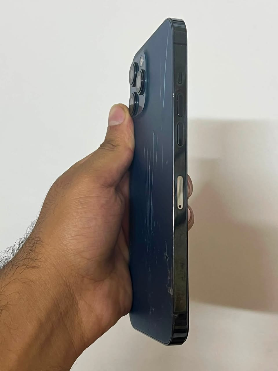 للبيع ايفون 12 Pro Max

*الذاكرة*: 256GB

*اللون*: ازرق

*البطارية*: 89‎‎% مستبدله شحن ميخربط 

*الشاشة*: مستبدلة 3 خيارات - الوان ولمس مكفول

*الكامرات*: مكفوله

*الشغال*: اتصال ✅ سيم كارت ✅ فيس ايدي ✅

*الحالة*: بدون عطل او مشكلة. تجي تفحص على راحتك

*السعر*: 375 ألف وبي مجال بسيط

*المكان*: بغداد - حي البنوك. توصيل ماكو

*للتواصل*:*********** واتساب متواجد
