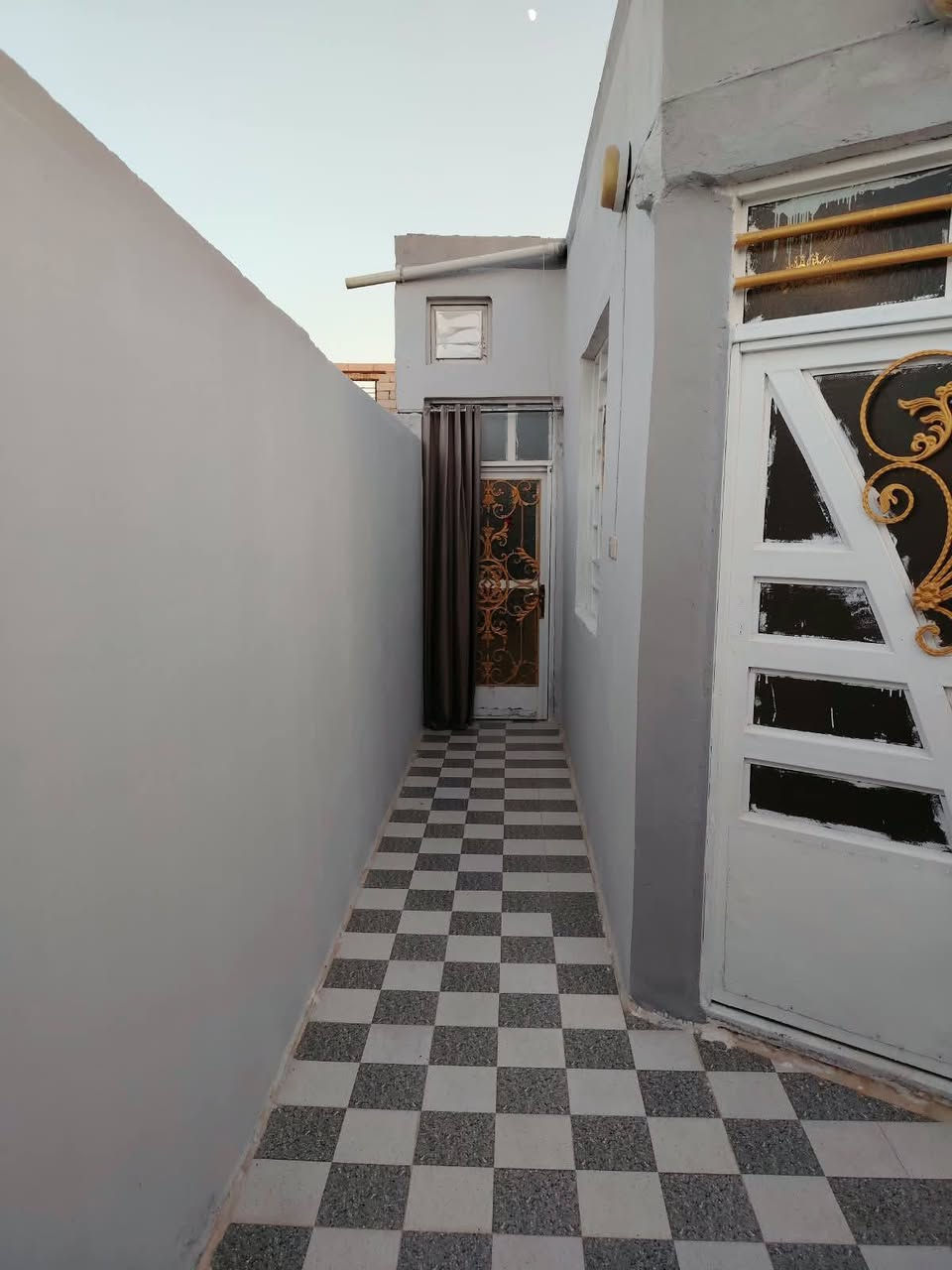 يا الله السلام عليكم دار البيع طابو زراعي سند ٢٥ شرط البراكيه شارع المعمل السمنت بكاع ال شبل يبعد عن الشارع ٥٠متر البناء بلوك كلاب الساس صب والسقف شلمان أصفهان ثقيل  المساحه ١٠٠متر اتصل ***********
