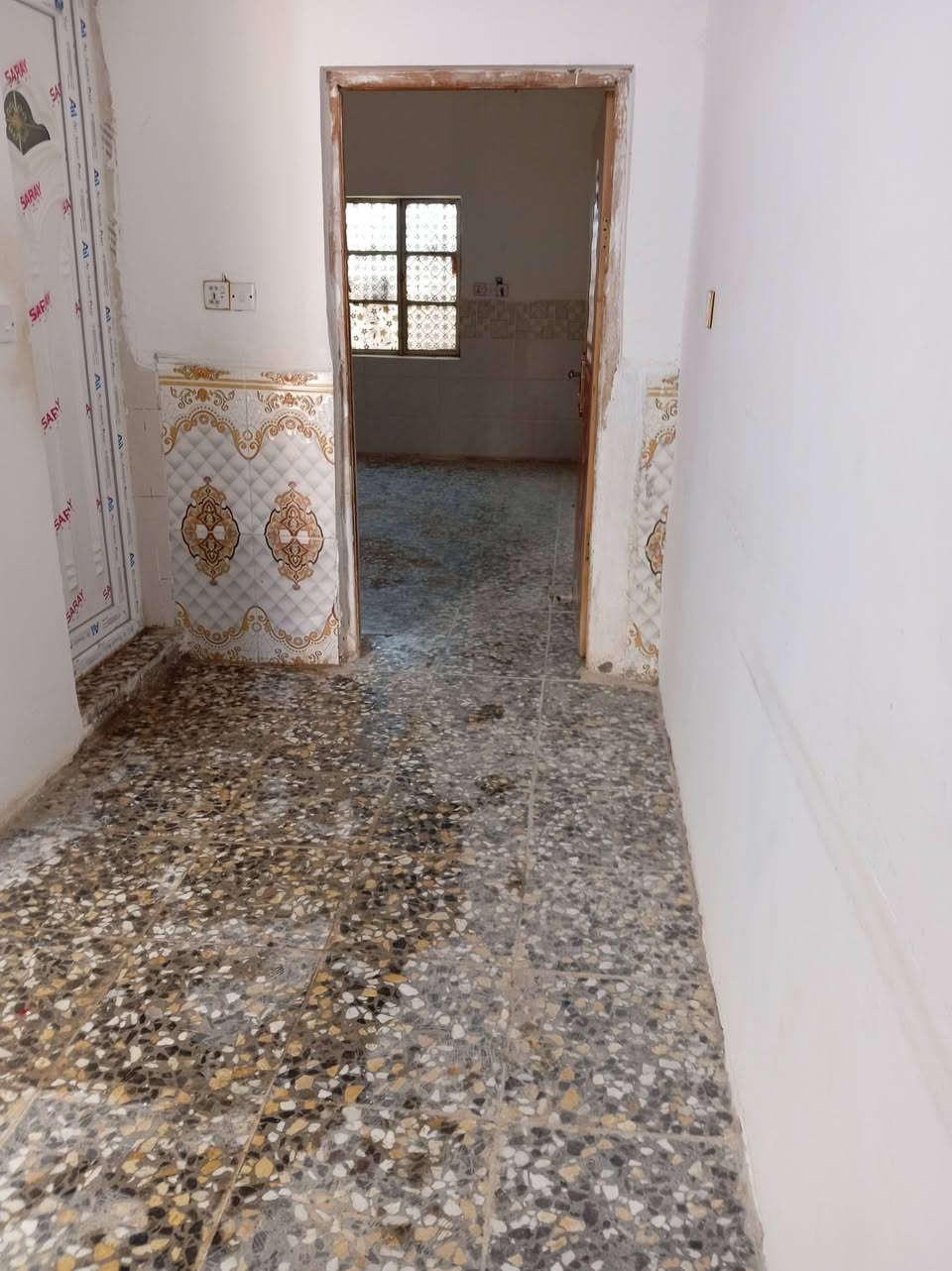 بيت مساحته ١٠٠ متر  طرمة كبيرة مع صحيات خارجية البيت مدخلين استقبال او حولي او خدمات او غرفة  عنوان البيت الاصلاح شارع الجزيرة خلف جملة الأخوين على اليسار ايجارة ٢٠٠ الف   الاتصال على هذا الرقم ***********
