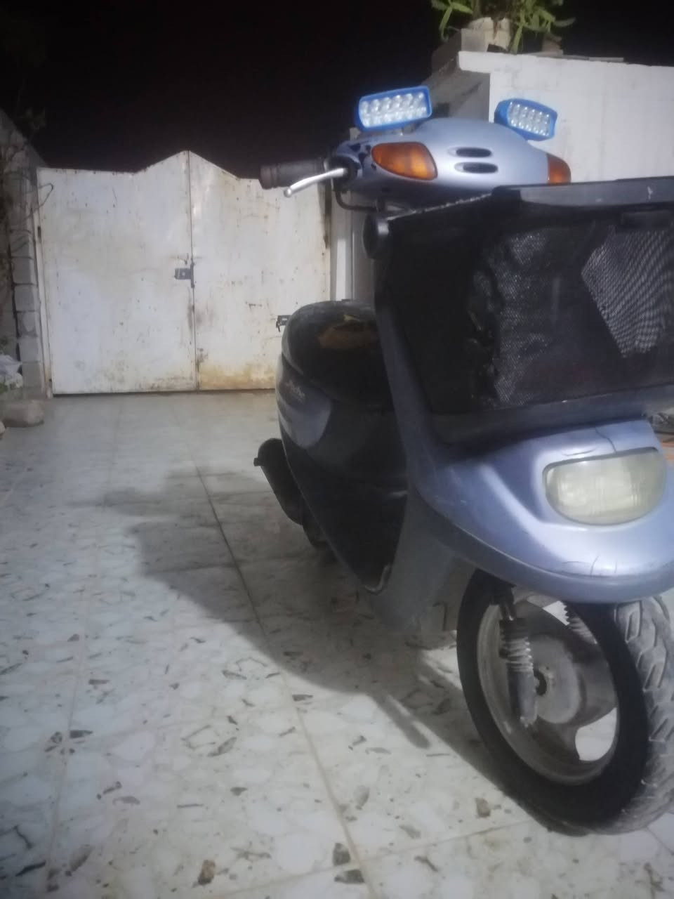 ماطور بزون نفخ للبيع
طخم تاير جديد باتري نضيف 
كهربائيات كلها شغاله اشاير ليت سلف 
درع كامل محرك خير من الله اكزوز اصلي 
السعر 350 وبي مجال بسيط للطيبين 
جماعة ال 250 لا تعلقون رجاً رجاً 
الرقم ***********
