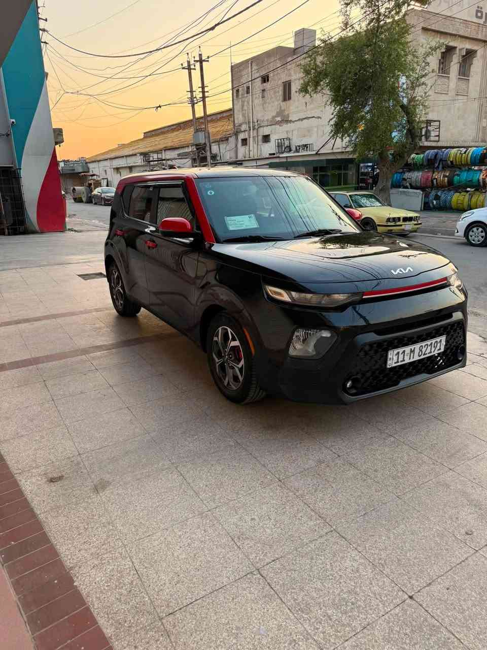 السلام عليكم كيا صول موديل 22 ماشيه 56 الف مايل سياره جديده ما متعوبه حادثهه باب السائق فقط مصلح ومصبوغ عدا هذا كفاله اي نقص ما بيهه السعر130 عنواني بغداد الكراده للاستفسار ***********
