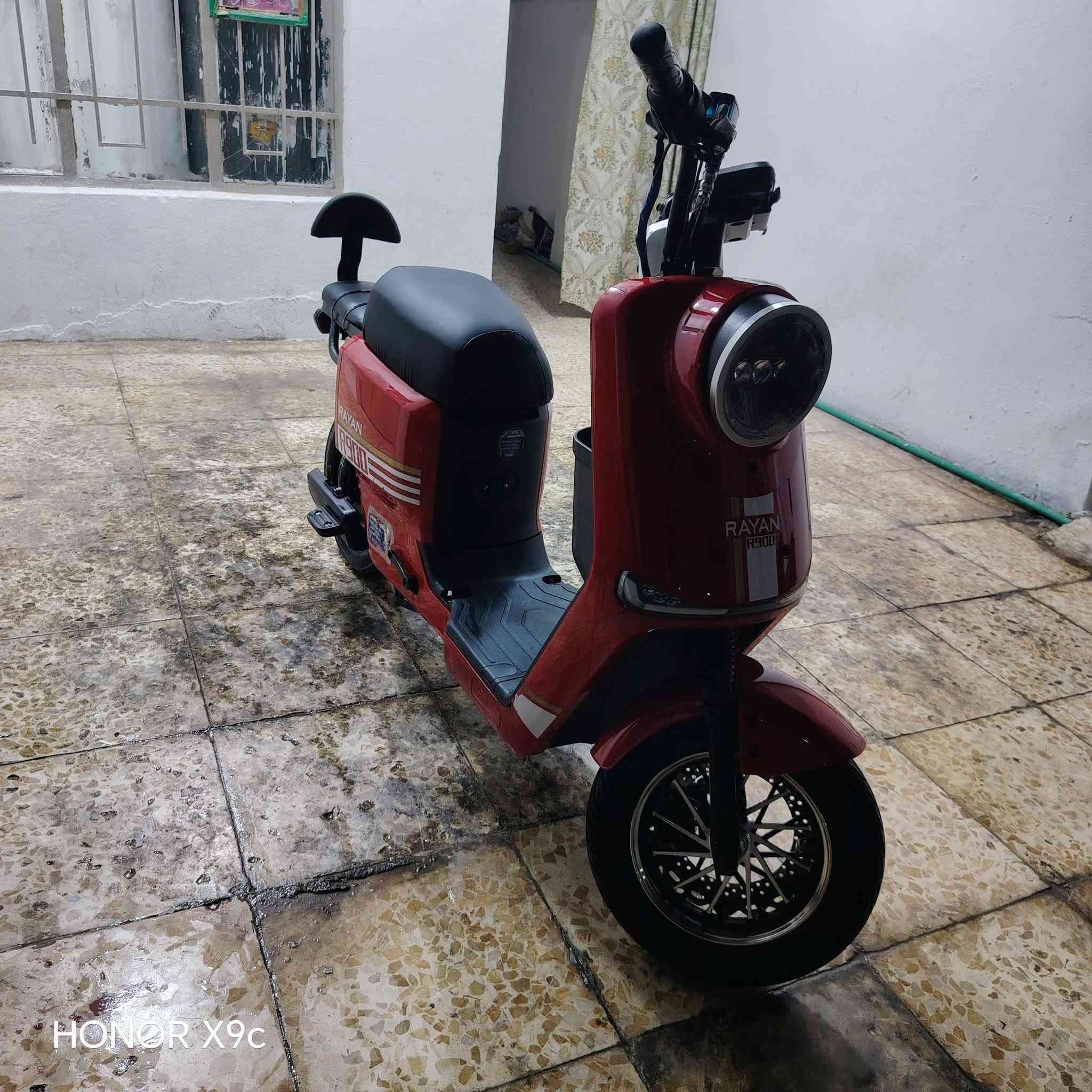 R900 • أحمر • بطاريات 100%