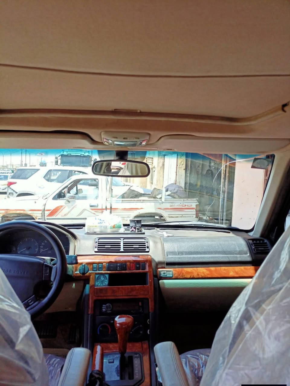 السلام عليكم 
من رخصة الادمن
رانج روفر موديل 97
مكينه 4600 بلاد 
تبريد وي السويج 
ماحاجه اسولف الصور تحكم وبالحقيقه احلى بهواي
باسمنا بغداد رقمها
موجودة بالعماره
السعر 85$
الشراي يتصل على الرقم 
صاحب السيارة
***********
