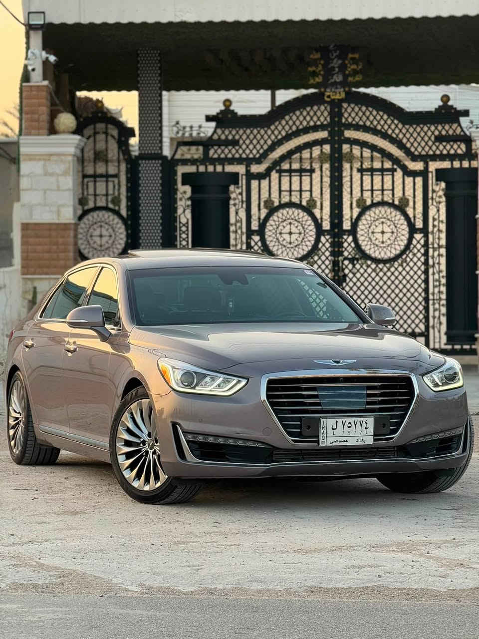 السلام عليكم للبيع فقط جنيسيس G90 2019 
رقم بغداد باسمي تحويل ثاني يوم 
المواصفات محرك سته سلندر 3.3 تون تيربو 
فول الفول معروفه موصفات الجي 90 اربع كامرات 
داتاشو بردات كهرباء ماشيه 58 mi السياره استخدام شخصي اني المستورد وعليهة ادامه كامله 
الحادث قبق جنطه فقط بدون اي ايرباك صور حادث مرفقه بلمنشور السعر 270
مكاني بابل المسيب للاستفسار ***********
