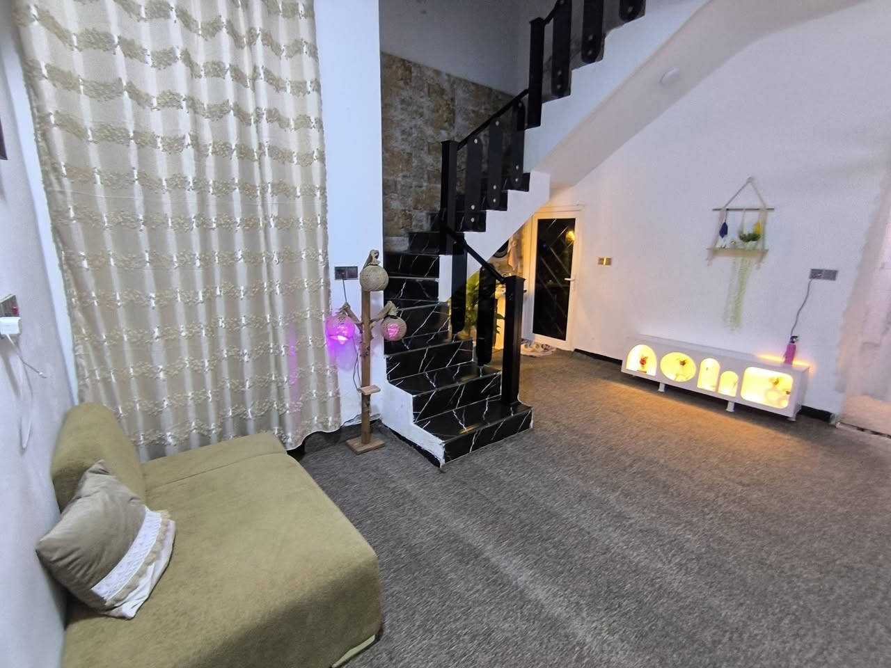 🏡 دار للبيع مع الأثاث – النجف الأشرف / حي ميسان
📍 الموقع: شارع الزوار، قرب شارع 60
📐 المساحة: 100 م²
✨ مواصفات الدار: ✅ بناء طابوق جمهوري
✅ أساس وسقف صب كونكريت
🛏️ غرفة نوم
🛋️ صالة
🚪 استقبال
🍽️ مطبخ
🚿 صحيات
💧 ماء وكهرباء متوفرة
🌐 إنترنت ضوئي
⚡ خط مولدة
🚗 شارع 12 متر
🏫 مدارس قريبة
📜 الطابو: زراعي (إقرار محكمة)
🛋️ الدار تُباع مع الأثاث
💰 السعر: 44 مليون دينار قابل للتفاوض
📞 للاستفسار: ***********

