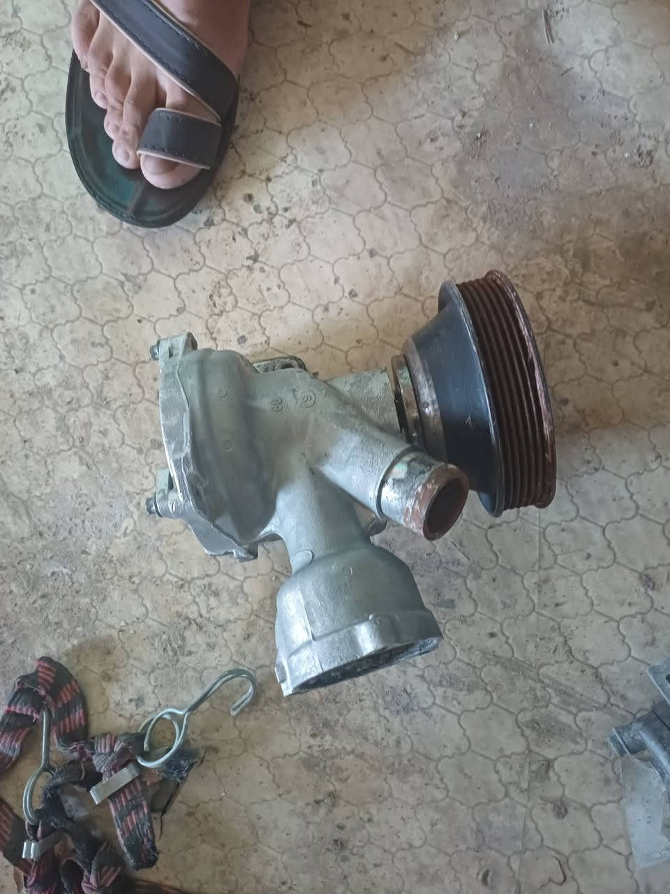 السلام عليكم
غراض مارسيدس ٣٠٠ كومبريسر تبريد هوه ولقاعده  وداينمو وواتر بم  ووباور ستيرن مال كصه بسعر مناسب مكلف بل نشر رقم صاحبها ***********
