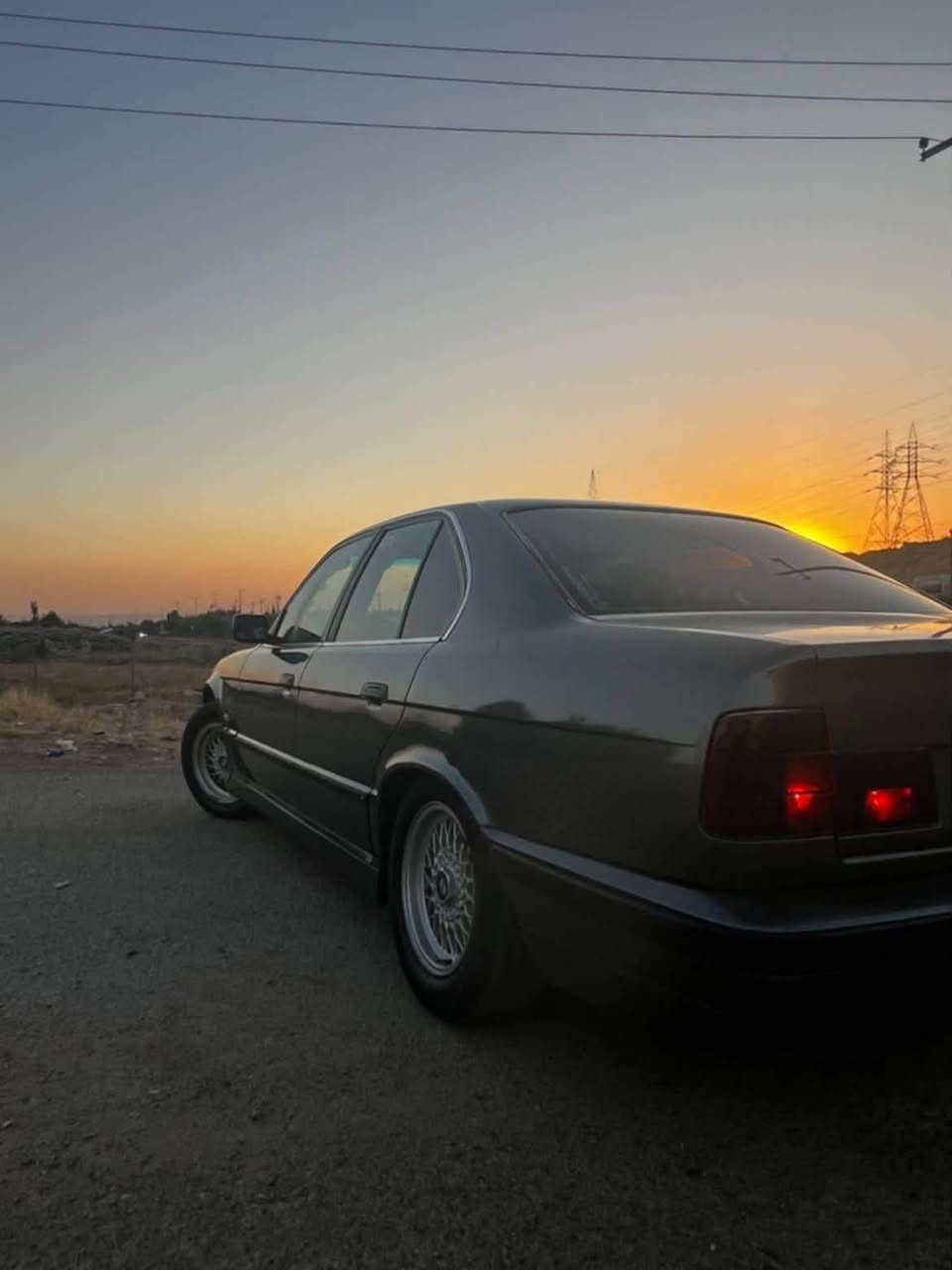 سەرەتا بەناوی خوای گەورە
فرۆشتنی خێرا
بیئێم 525 گێر عادی 
مۆدیل1990
رەقەم سلێمانی 
سەنەوی بەناو کردن هەموی بەشەر
2 گەلا خەرامەی تیایە دوای معامەلە ئەیگەڕێنمەوە 
دوجام کارەبا 
لایت ئەلقە 
کامل ناوی جلدە
چوار تایە و ویل حەسیری جوانی لە ژێرە
گێر و مەکینە و ئەکسل بە شەرت 

دەعمێکی بچوکی پێشی هەیە
سبوخ عامە
 سعری 39 گەلاو معامەلەیە کەم 
***********
