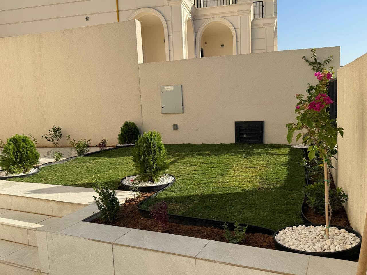 وه ستاي حه ديقه بؤ ديزاني كردني حه ديقه خاوين كردنه وه ي ده رمان كردني حه ديقه جاكردني هه موو جؤره دارودرختيك  واتساب فايبر ***********🤙☎️🪏 أربيل, العراق

نص مكتوب في الصور:
- وه ستا كاروان بو ديزاين کردنی حه ديقه و خاوێن کردنه وه ی مه زرعه عه و چاکردنی هه موو جوره دره ختیک ***********