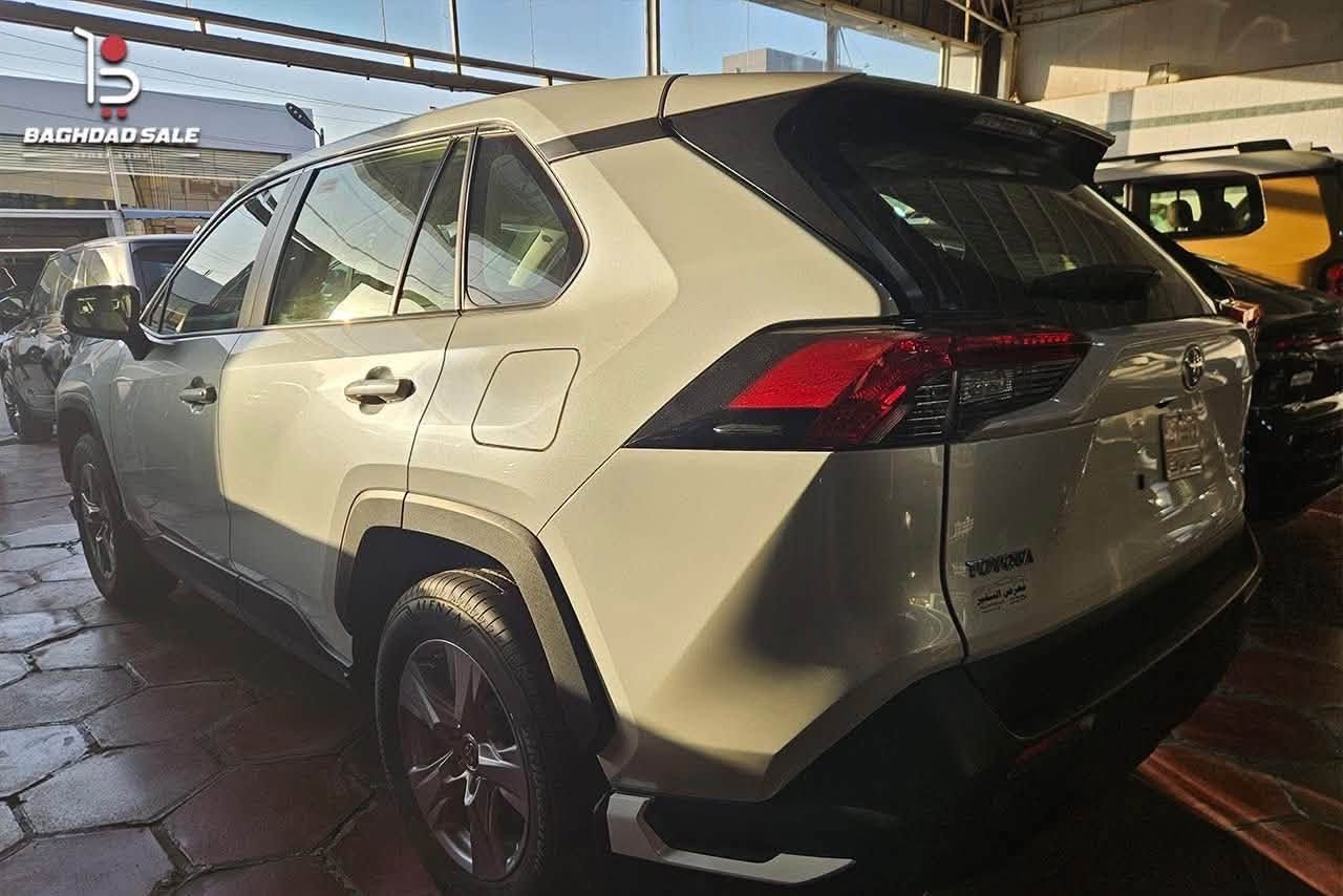 تويوتا راف فور 2025 – خليجي وكالة ساس
Toyota RAV4 2025

🌍 المدينة –  بغداد –الكراده 

•   🛣️  المسافة المقطوعة    - زيرووووو مرقم بغداد ومثبت لوخات 

💰 السعر:47،00000 مليون عراقي 

✅ المواصفات :

🚗 النوع: تويوتا راف فور
📅 الموديل: 2025
🎨 اللون: أبيض
📍 الكيلومترات: زيرو

⭐ الحالة: ممتازة – بدون حوادث
🌍 المصدر: خليجي
⛽ الوقود: بنزين
⚙️ المحرك: 2.4 لتر
🔩 4 سلندر
🔧 الجير: أوتوماتيك
🛞 الدفع: أمامي 2WD

• شاشة لمس
• بلوتوث
• Apple CarPlay
• Android Auto
• كاميرا خلفية
• حساسات أمامية
• حساسات خلفية
• تشغيل بصمة
• دخول ذكي بدون مفتاح
• مثبت سرعة
• شاشة معلومات للسائق
• مكيف أوتوماتيك
• شاحن لاسلكي
• منافذ USB متعددة
• مرايا كهربائية قابلة للطي
***********

نص مكتوب في الصور:
- BAGHDAD SALE
- 15 BAGHDAD SALE
- حمل التطبيق الان
- 15
- STORE SHOP
