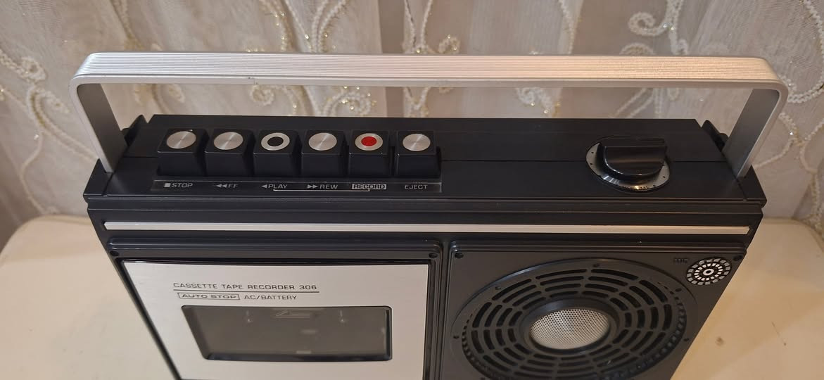 مسجل  ناشنال بانسونك  یاباني اصلي   نضیف جدآ    نسبة نضافة  95%   انتاج سنة 1975
يعمل على الكهرباء 220 فولت  المباشر او بطاريات عدد 4 وصط  
 للحجز مراسلة الصفحة او مراسلة واتساب على الرقم ***********
