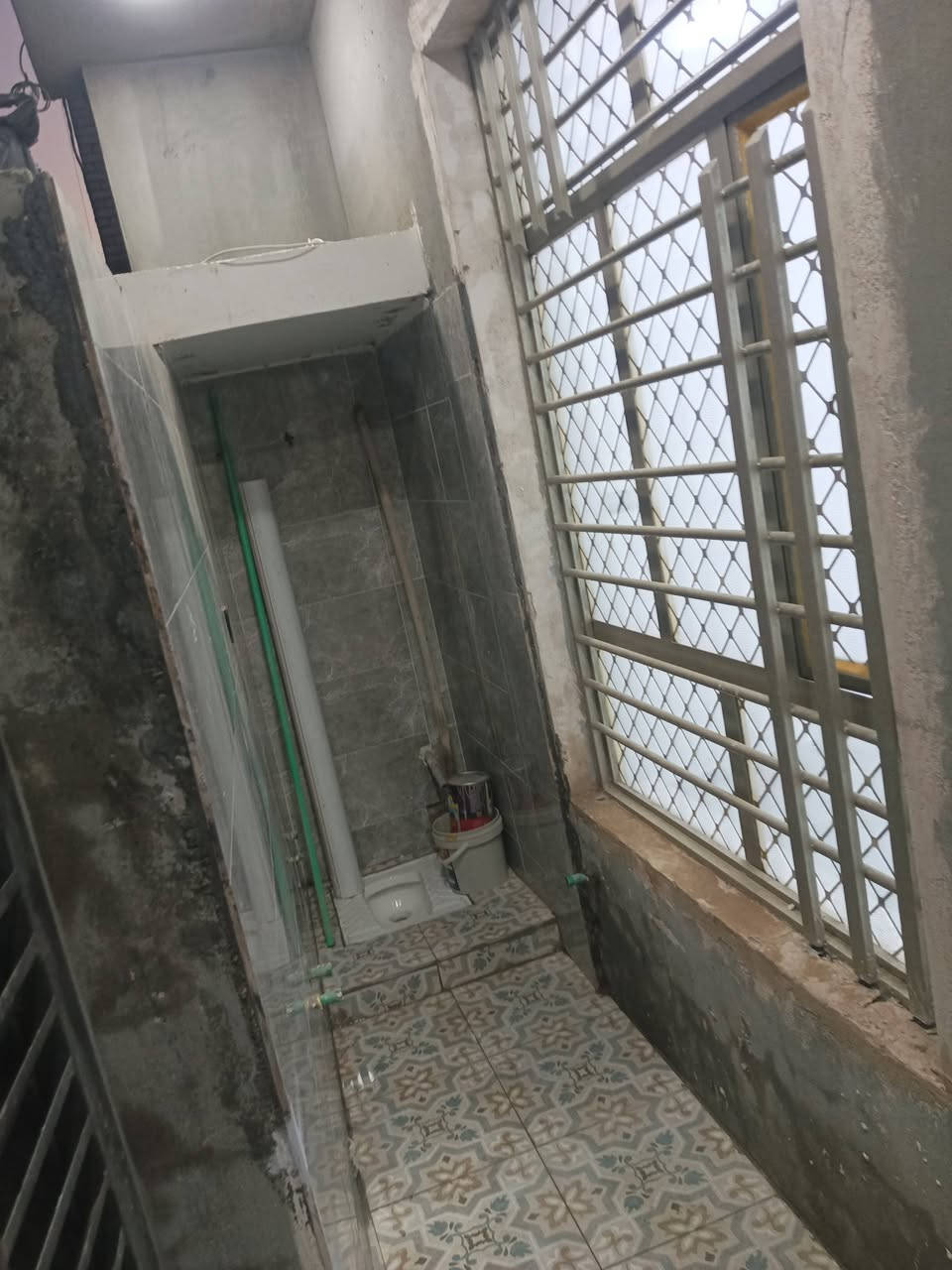 🏘🏘دار للايجار 50 متر هسه طالعين عماله منه تسليم مفتاح طابق واحد (الخلاطات مغاسل كلها كامله جديده) 
استقبال ايضا غرفة نوم جوه(مال عائله زغيره) 
وملحقات المطبخ زغير الزعفرانية دور شرطه وين سكلة ابو علاء سعيدي لي كدام فرع دلال ابو محمد الطائي قرب اسواق المصطفى  ***********
أجار البيت  250
