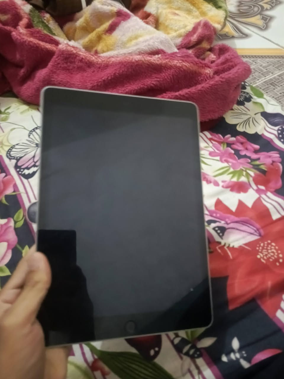 آيباد • ذاكرة ٦٤ • اي كلاود مقفل
