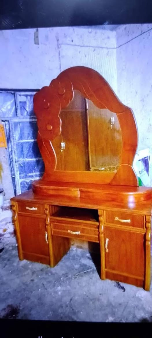 سلام عليكم 
غرفه نوم للبيع نضيفه كامله 
جربايه كومديات زاويه ميز ابو لمرايه
العنوان بغداد حي الرئاسة شارع جامع الايمام علي 
رقم الهاتف ***********

نص مكتوب في الصور:
- ١ of ٥
- +964 772 222 0812