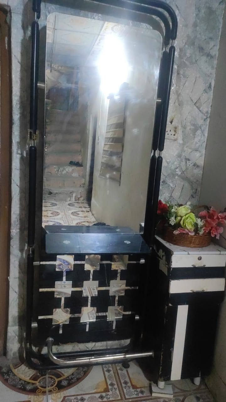 ميز مراية حلاقه هوا وكرسي 200الف  تنور كهربائيّ 60الف جهاز تنضيف مال صالون نسائي 150الف التواصل وتساب ***********مكاني البصرة 5ميل البصرة, العراق
