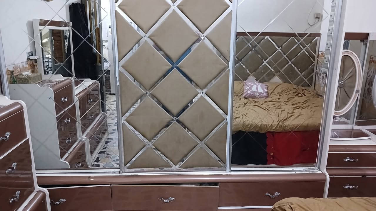 السلام عليكم بيع غرفة النوم تركي ٦قطع نضيفه مكان بغداد الشعله الاستفسار التصال واستاب ***********السعر ٢٥٠الف
