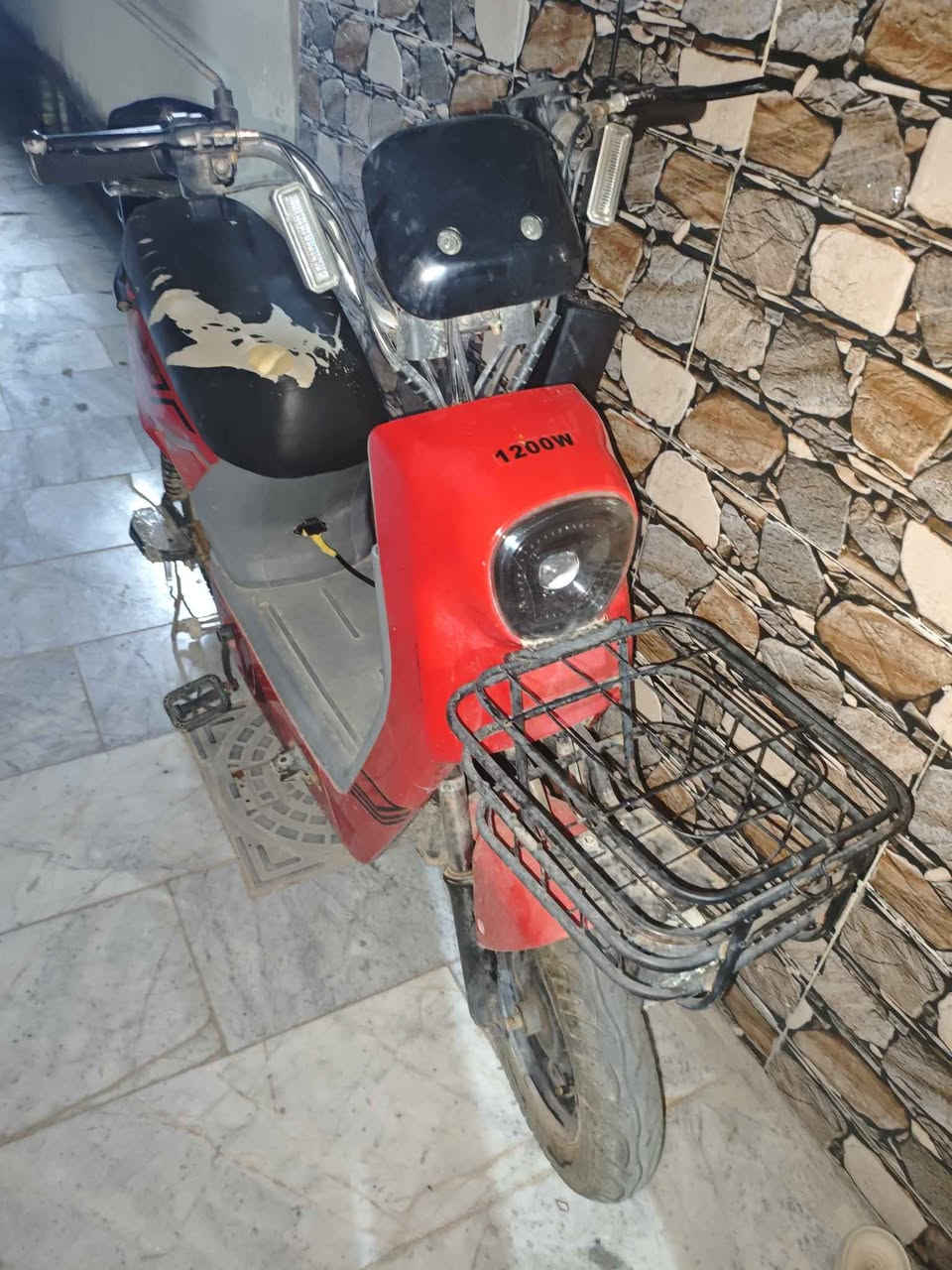 دراجه شحن للبيع شكل الذبانه بطاريه نص عمر السعر 225000 الف دينار  مكان ميسان حي القصور للاستفسار مراسل عبر الواتس اب *********** Singapore
