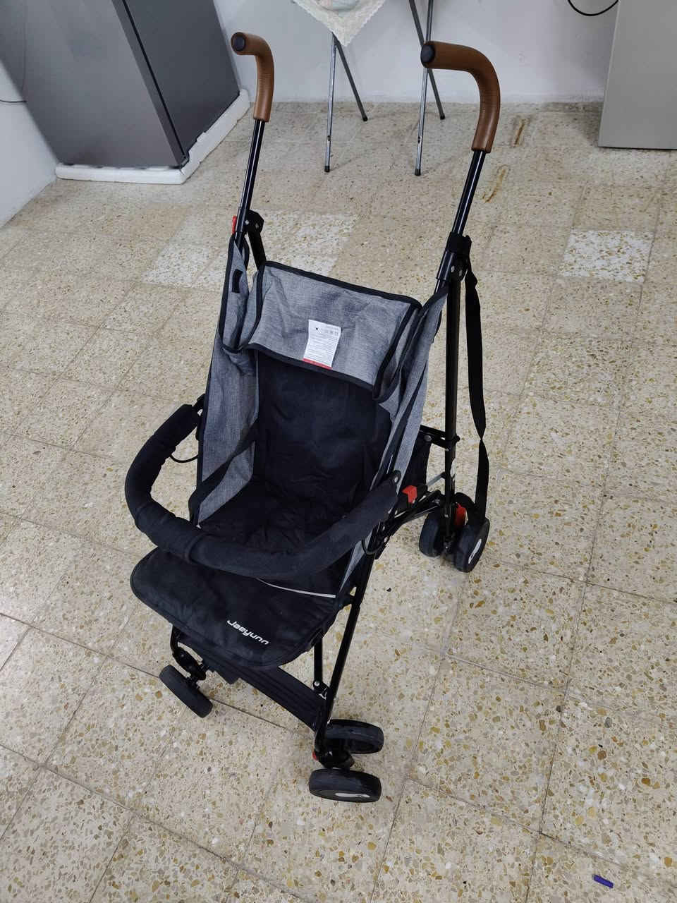عربانة طفل العدد 2 مستعملة للبيع
قطع نظيفة واستعمال حيل قليل مثل ما موجود بالصورة 
نوعية ممتازة مو من النوعية الخفيفة أربع عجلات متحركة 
سعر القطعة 60 الف للتواصل ***********
