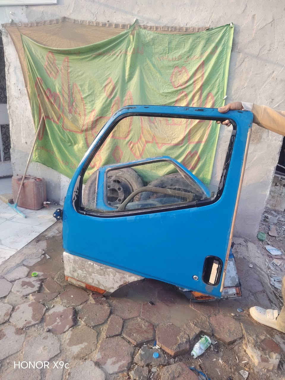 بيبان بزون بدون صبغ
تخم تاير ٦عدد حجم ٦٥٠.. للبيع 
مكان كوت مركز مدينة 
***********
