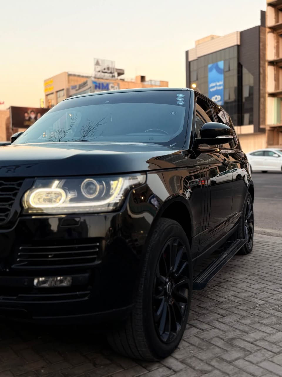وارد أوروبي
رقم أربيل سنوية وهزة جديدة بشهر ال٨ 
الموديل: 2016
مكان السيارة: البصرة
رقم الهاتف : ***********

ديزل – وليس بنزين
محرك V8 سعة 4.4 لتر Twin Turbo
القوة: 339 حصان
جير أوتوماتيك ZF – 8 سرعات
دفع رباعي 4x4 دائم
الفئة: Vogue Autobiography
5 أبواب شفط
مقاعد أمامية وخلفية Memory
تبريد وتدفئة للمقاعد الأمامية والخلفية
تبريد خلفي مركزي مع تحكم خلفي
3 شاشات
كاميرات 360 درجة
دواسات صعود كهربائية
تعليق هوائي إلكتروني
نظام صوت Meridian
نظام ملاحة InControl
نظام التحكم بالنزول HDC
ABS وأنظمة ثبات وتحكم إلكترونية
إضاءة ومواصفات فاخرة حسب فئة Autobiography البصرة, العراق
