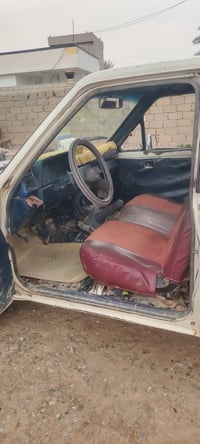 للبيع • سيارة • معلومات قليلة