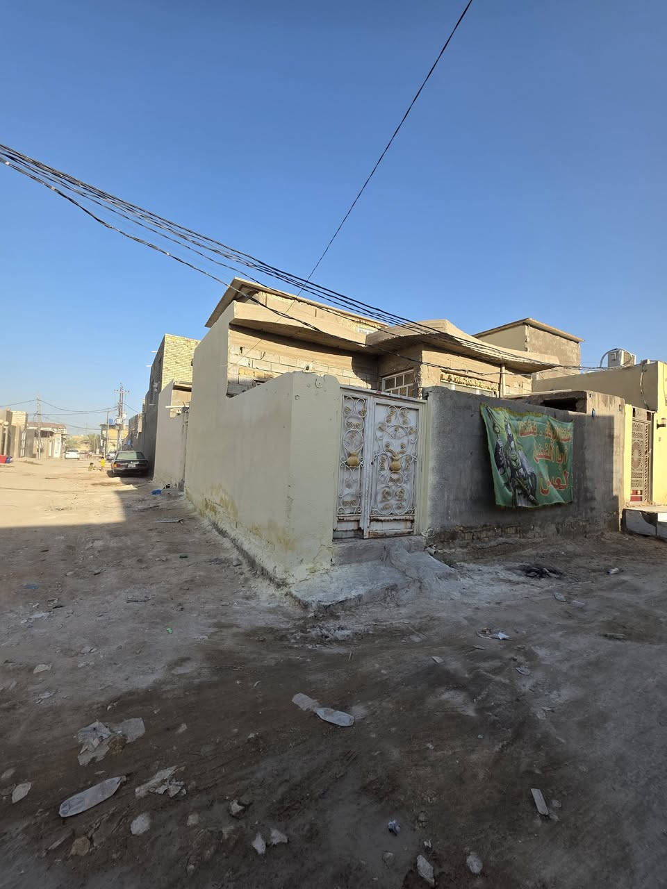 بيت لبيع بشارع المطار الجديد المساحه ١٥٠مترركن  كونكريت مسلح البناء بلوك سراميك ارضيه مرمر يحتوي على غرف ٢ وصاله ومطبخ وستقبال ومكشوفه٢ وصحيات وطارمه للستفسار ***********مكتب بركات ام البنين قرب مثلجات سنبله البيت قريب على الشارع
